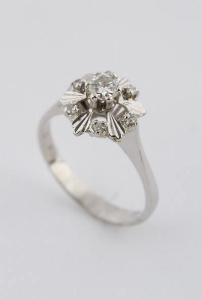 Wit gouden entourage ring met briljant en diamant