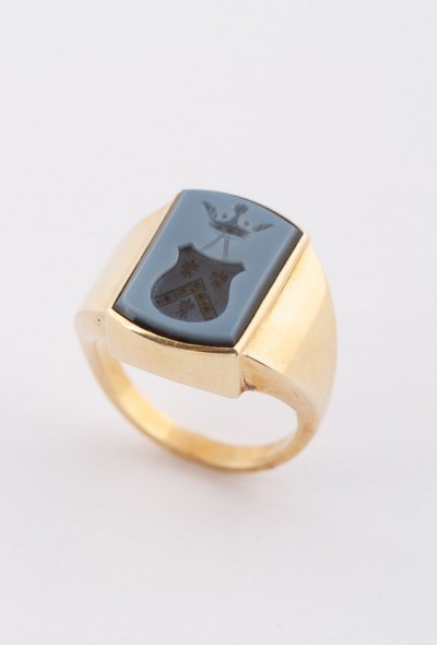 Gouden heren ring met blauwlager met een familie wapen