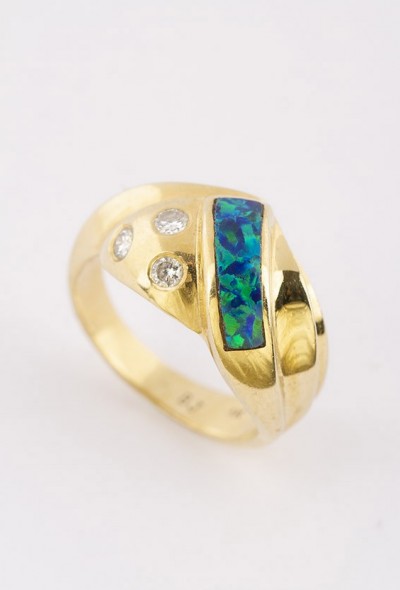 Gouden ring met opaal en briljanten.