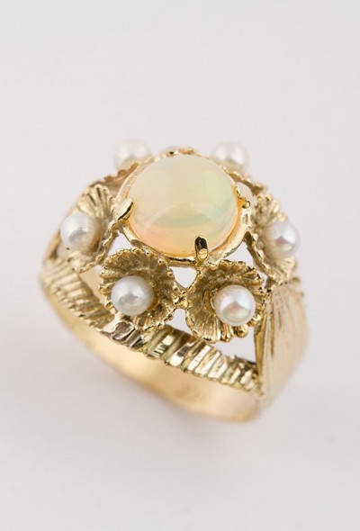 Gouden entourage ring met parels en vuur opaal