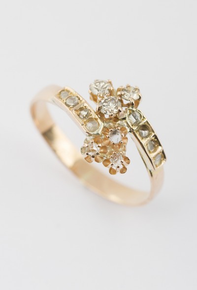 Antieke gouden slagring met briljant en roos diamant