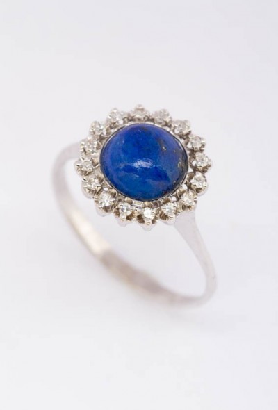Wit gouden entourage ring met lapis lazuli en diamanten