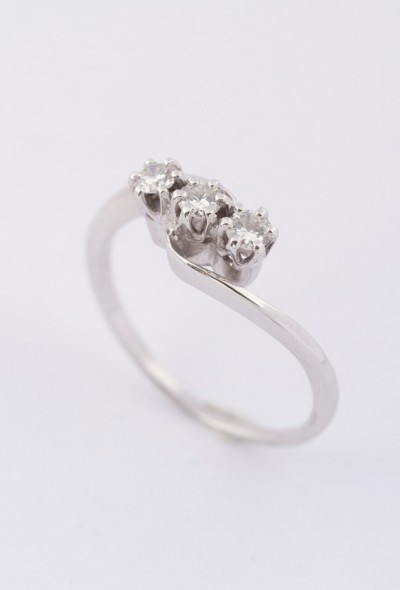 Wit gouden slag ring met 3 briljanten. Ca. 0.30 ct.