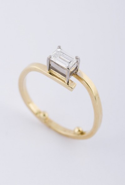 Gouden solitair ring met diamant (smaragd slijpsel)