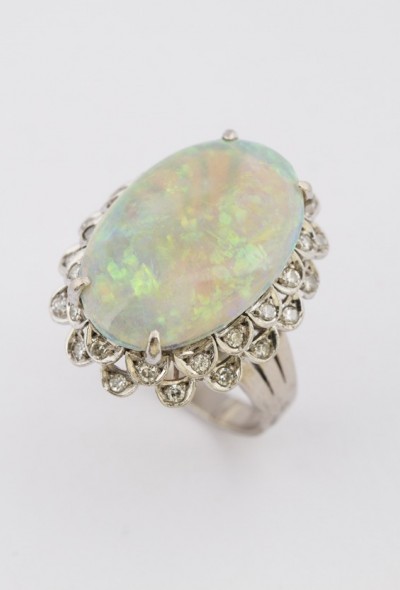 9 krt.  ring met opaal en diamanten