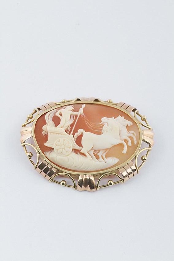 Oude schelp camee broche met mythologische voorstelling