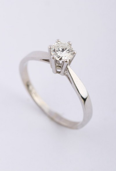 Wit gouden solitair ring met briljant 0.39 ct. Met certificaat.