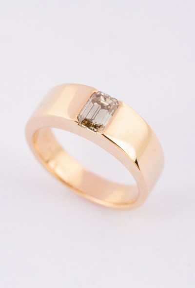 Gouden ring met een diamant van 1 ct. (smaragd slijpsel)