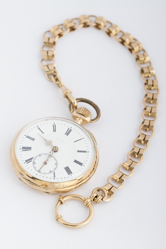Mijlpaal Vertrek bedelaar Antiek 14 krt. gouden zakhorloge €495,- aan 14 krt. gouden horloge ketting  €730,-