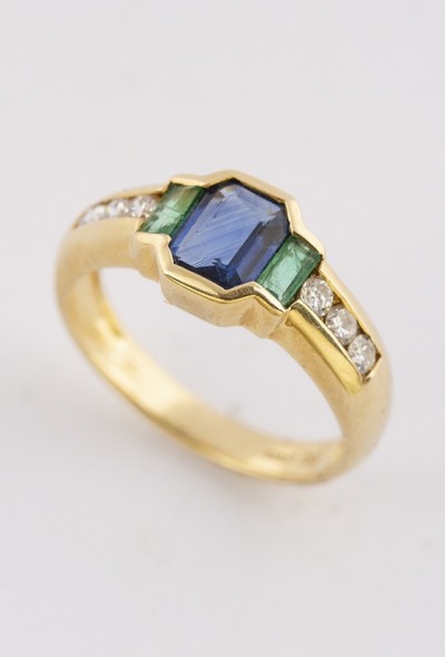 Gouden ring met saffier, smaragd en briljant