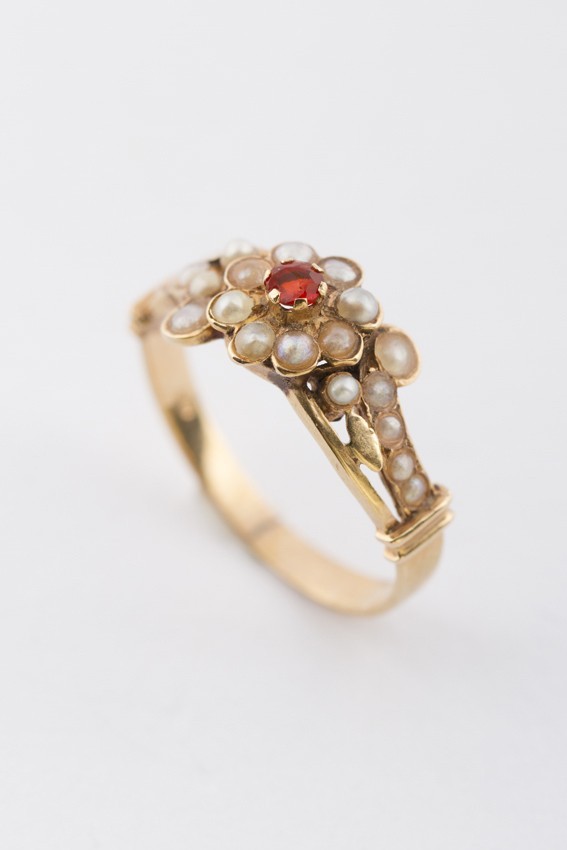 Antieke gouden ring met spersartien en parels