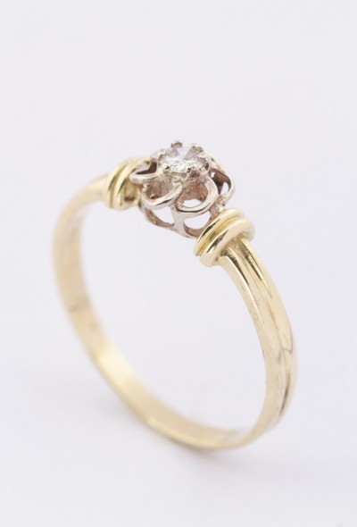 Gouden solitair ring met een briljant
