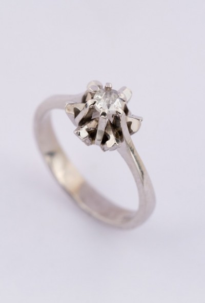Wit gouden solitair ring met diamant