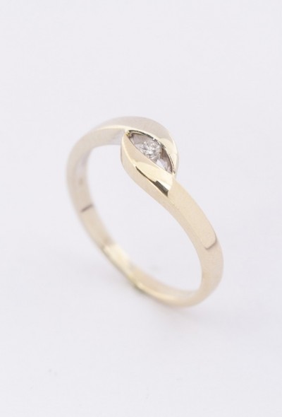Wit/geel gouden slagring met een briljant
