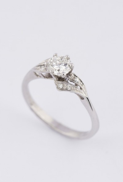 Wit gouden solitair ring met briljant en diamanten