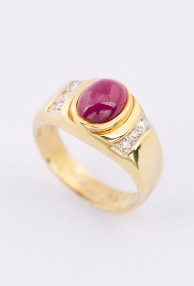 Gouden ring met robijn en diamanten