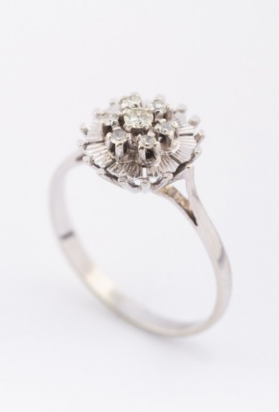 Wit gouden entourage ring met in het midden een briljant en diamanten