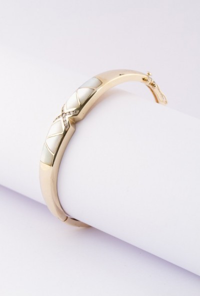 Gouden slavenarmband met parelmoer en briljante