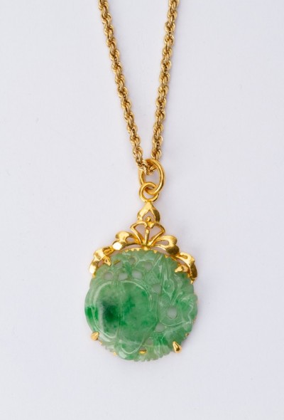 Gouden hanger met jade aan gouden collier