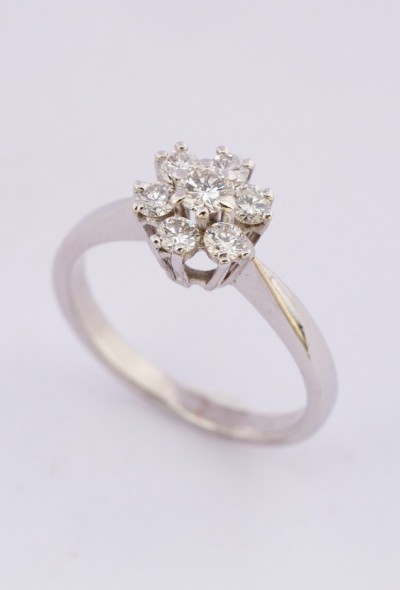 Wit gouden entourage ring 7 briljanten