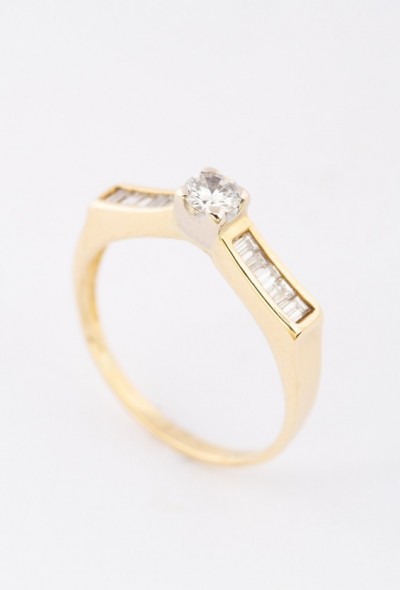 Gouden solitair ring met een briljant en baguette geslepen diamanten