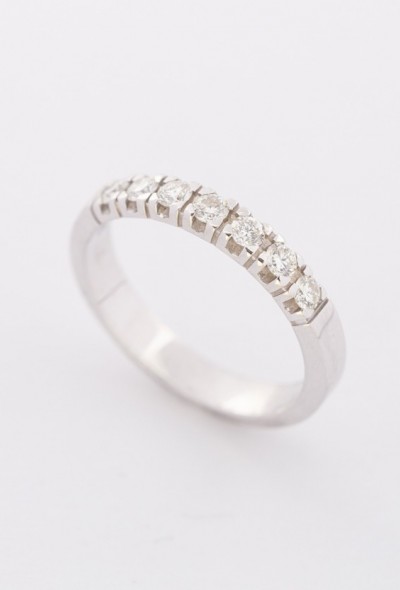 Wit gouden rij ring met 7 briljanten. 0.35 ct.