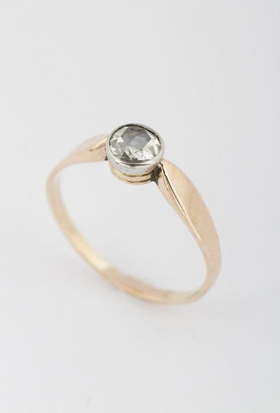 Oude gouden solitair ring met diamant