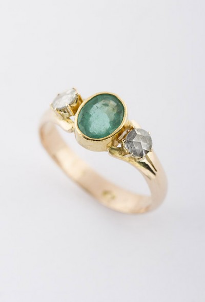 Gouden ring met smaragd en 2 diamanten