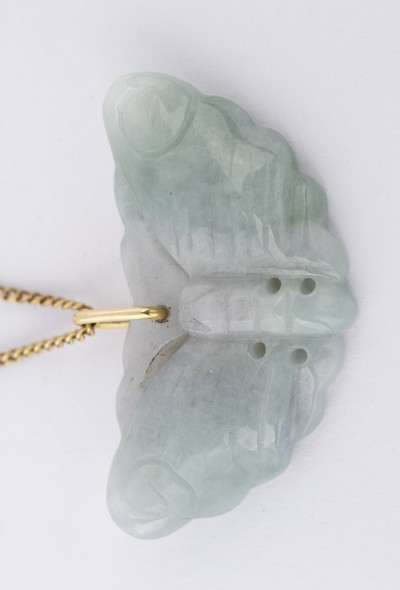 Jade gelukshanger aan gouden collier