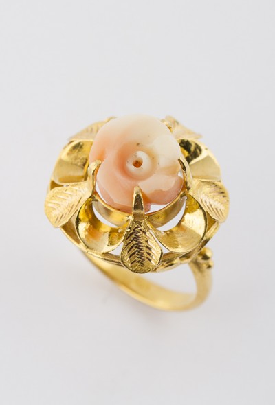 Gouden ring met koraal