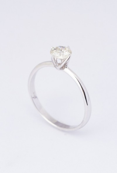 Wit gouden solitair ring met een briljant van 0.74 ct.