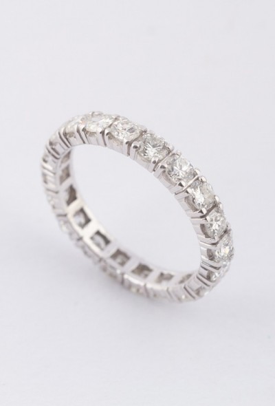 wit gouden alliance ring met 20 briljanten. Totaal ca. 2.00 ct.