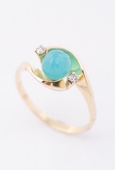 Gouden slag ring met chalcedoon en briljant