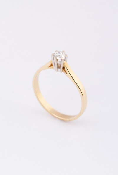 Gouden solitair ring met een briljant