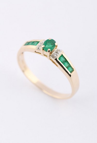 Gouden ring met smaragd en briljant