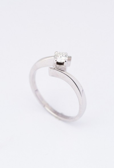 Wit gouden slag ring met een briljant van ca. 0.21 ct.