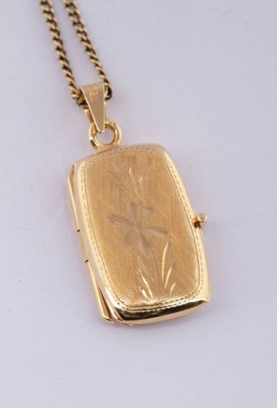 Gouden gegraveerd medaillon aan gouden collier