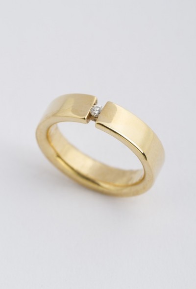 Gouden massieve ring met briljant
