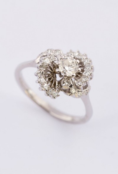 Wit gouden entourage ring met briljant en diamanten