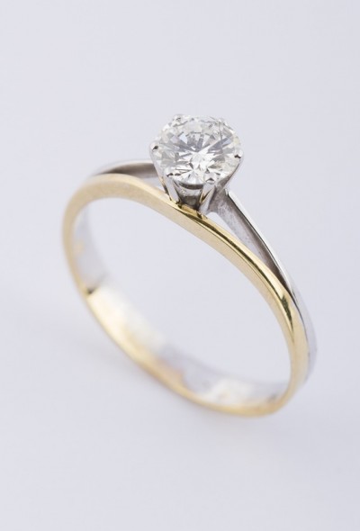 Wit/geel gouden solitair ring met briljant (0.71 ct.)