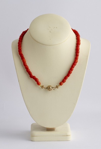 Antiek bloedkoralen collier aan antieke gouden sluiting