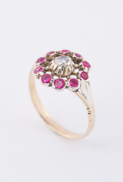 Antieke entourage ring met diamant en robijnen