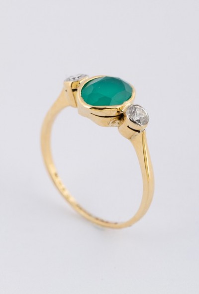 Gouden ring met groen agaat en 2 briljanten