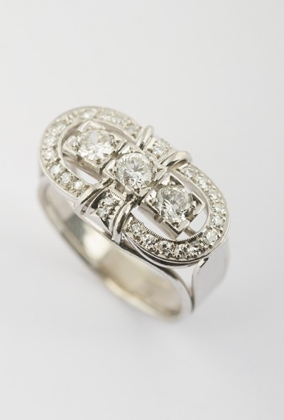 Wit gouden strik ring met briljant en diamant