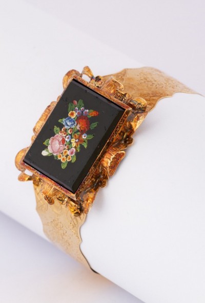 Gouden biedermeier armband met bloemen in onyx