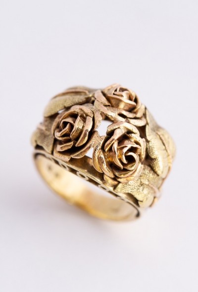 Gouden ring met roos motieven