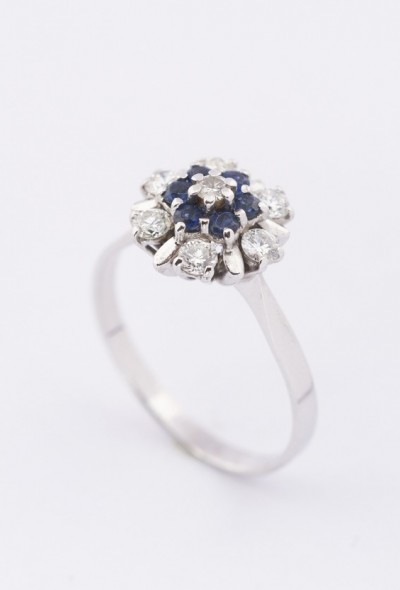 Wit gouden entourage ring met saffieren