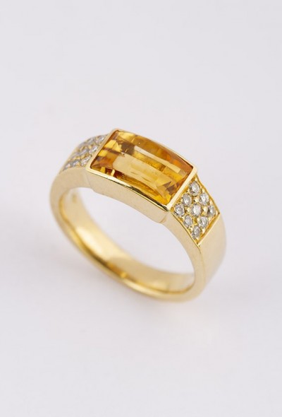 Gouden band ring met gefacetteerde citrien en briljanten