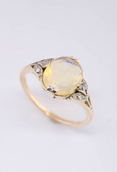 Gouden ring met vuur opaal en diamanten