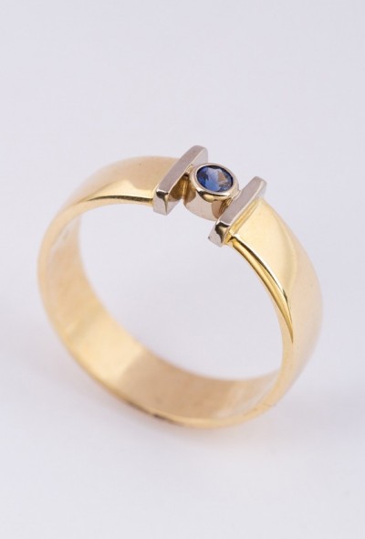 Wit/geel gouden ring met saffier